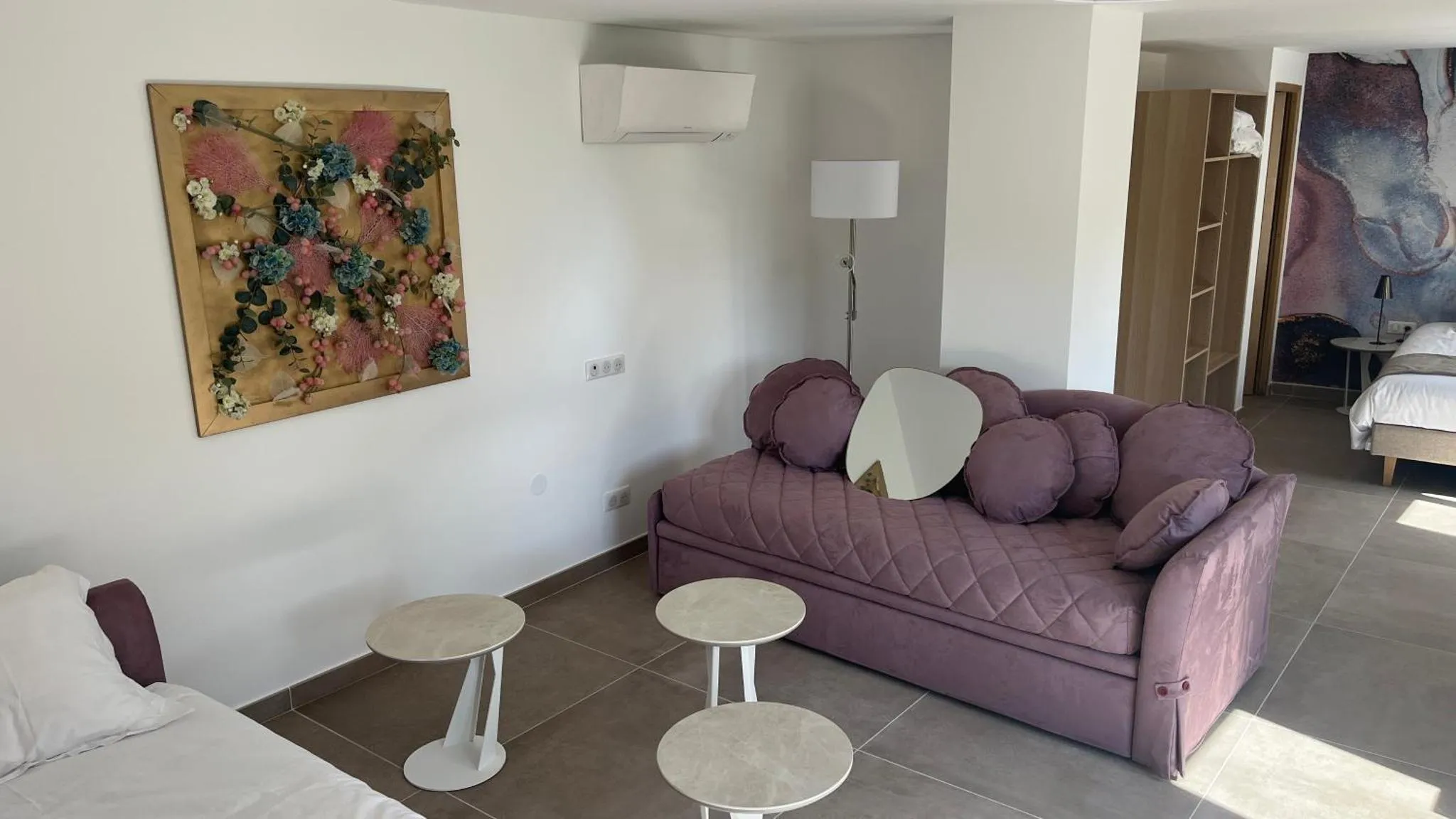 Un espace de détente intérieur avec un canapé et des tables basses.