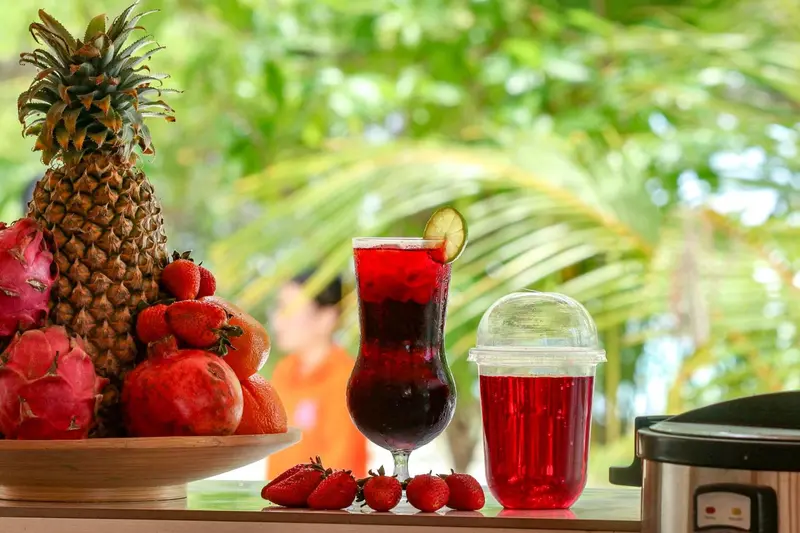 Nature morte de fruits frais et de boissons colorées sur un comptoir.