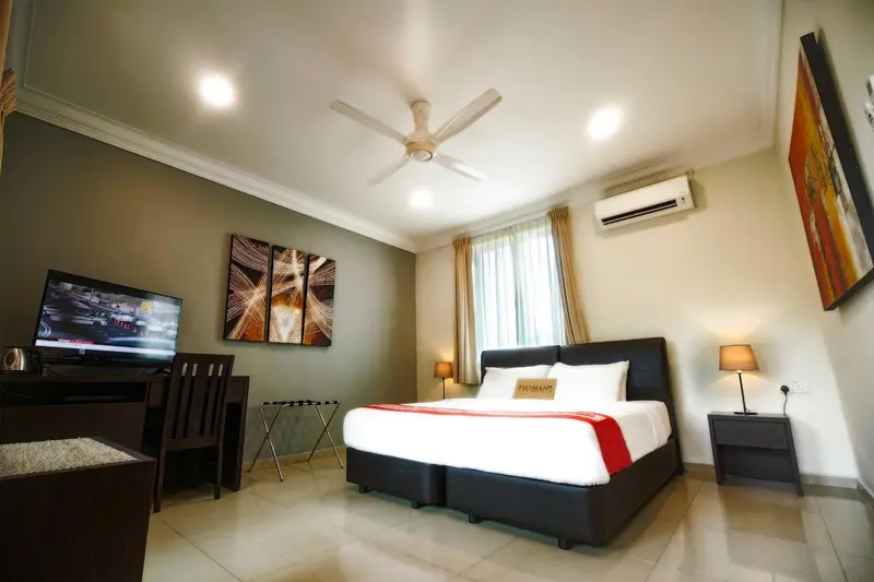 Une chambre d'hôtel moderne avec un lit et un téléviseur.
