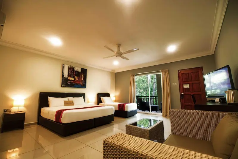 Une chambre lumineuse avec un grand lit et un coin salon.