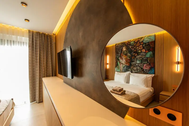 Une chambre moderne avec un grand lit et un mur décoratif.