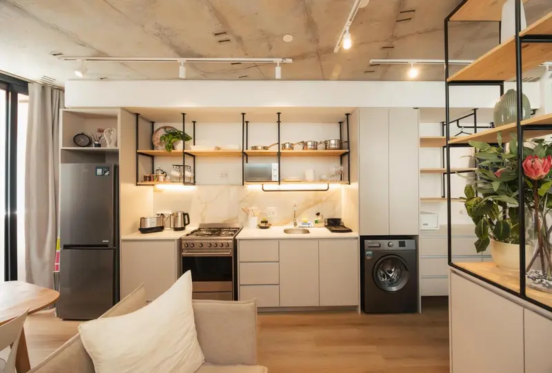 Une cuisine moderne et lumineuse avec un plan de travail et des appareils électroménagers.