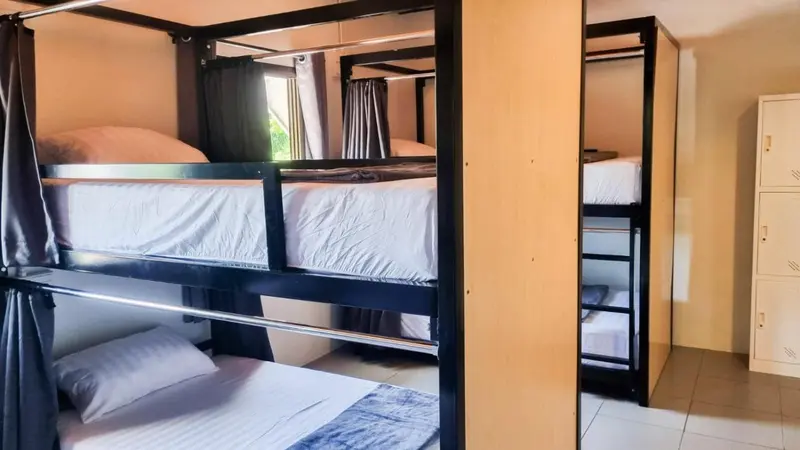 Lits superposés dans un dortoir clair et minimaliste.