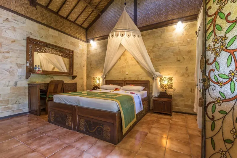 Une chambre avec un lit à baldaquin et une décoration florale.