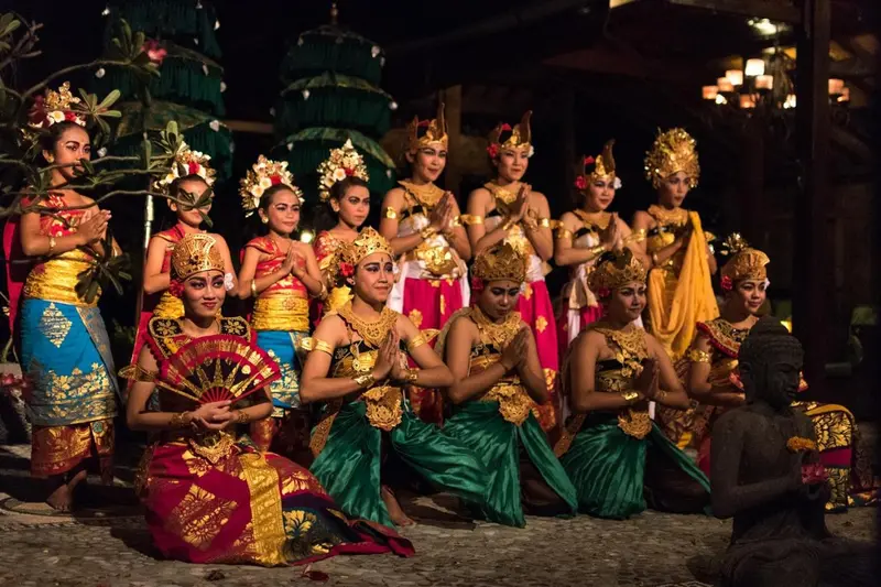 Groupe de danseurs en costumes traditionnels lors d'une représentation en extérieur.