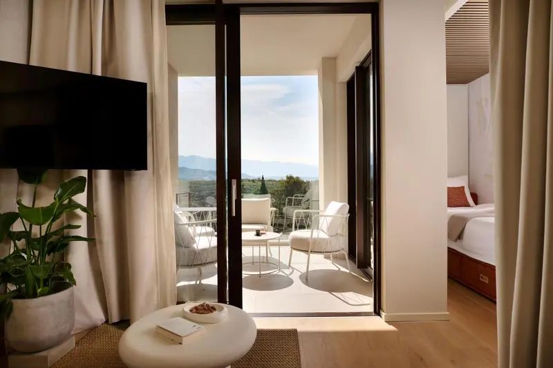 Une terrasse aménagée offre une vue sur un paysage montagneux.