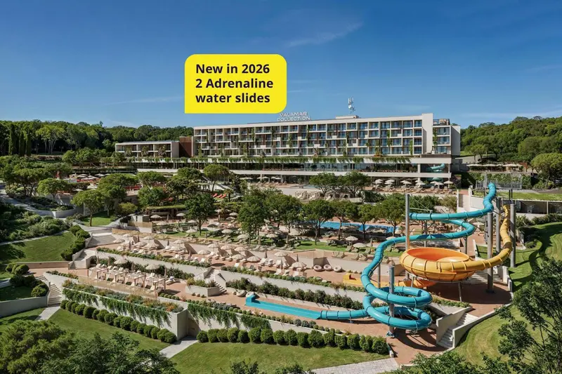 Vue aérienne d'un complexe hôtelier avec piscine et toboggans.
