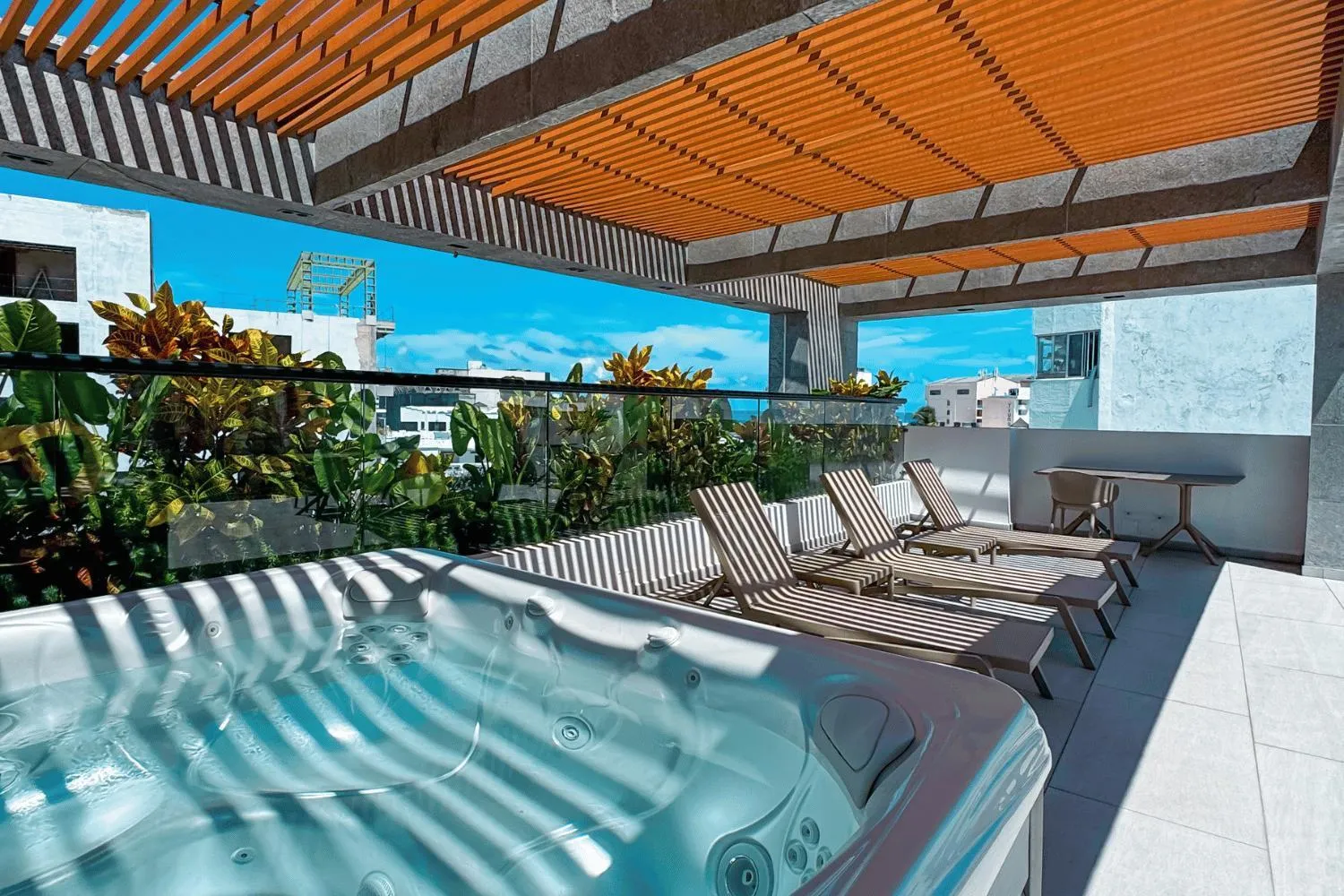 Terrasse avec jacuzzi et mobilier de détente.