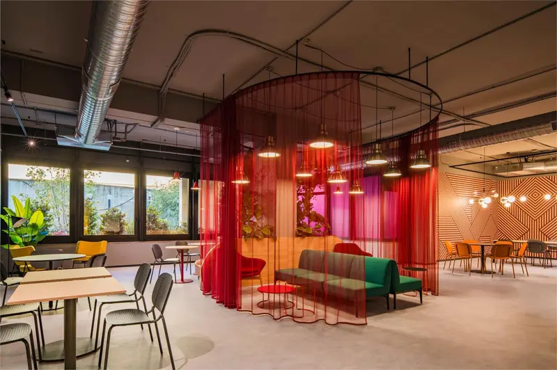 Espace de détente intérieur avec canapés et tables basses.