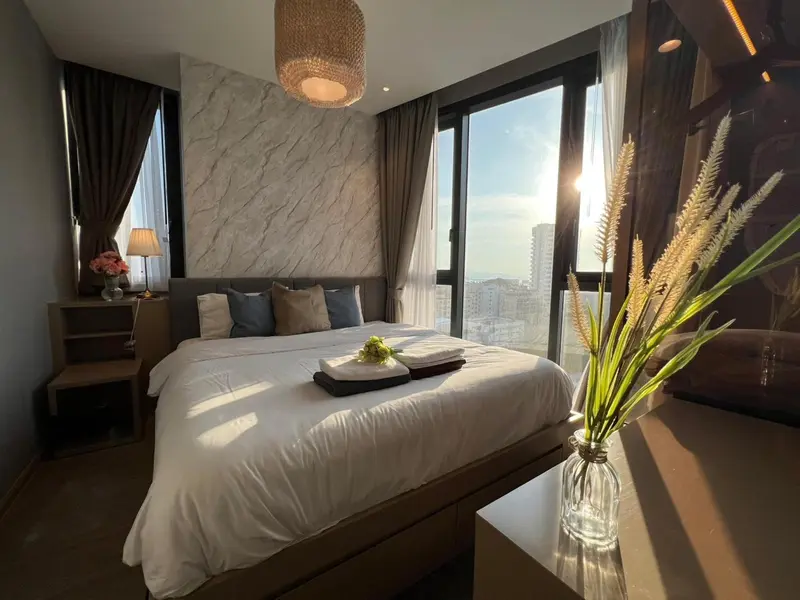 Une chambre lumineuse avec un grand lit et une décoration soignée.