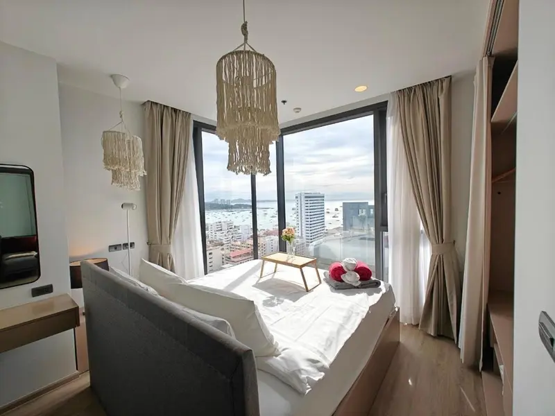 Une chambre lumineuse avec un grand lit et une vue sur la mer.