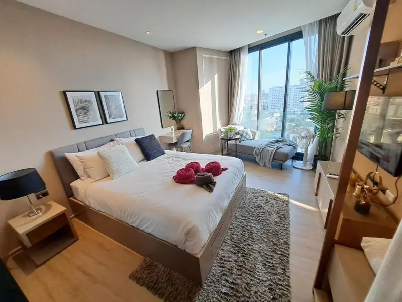 Une chambre spacieuse avec un grand lit et une décoration moderne.