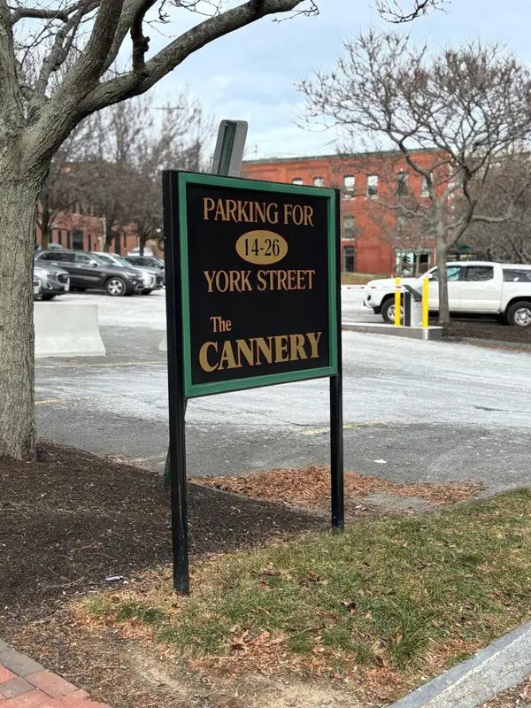 Panneau indiquant un parking pour York Street et The Cannery.