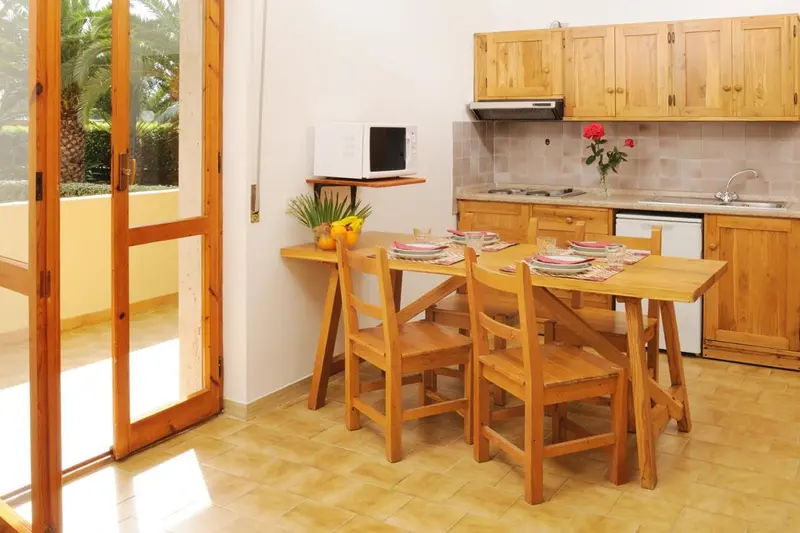 Une cuisine lumineuse avec une table à manger en bois.