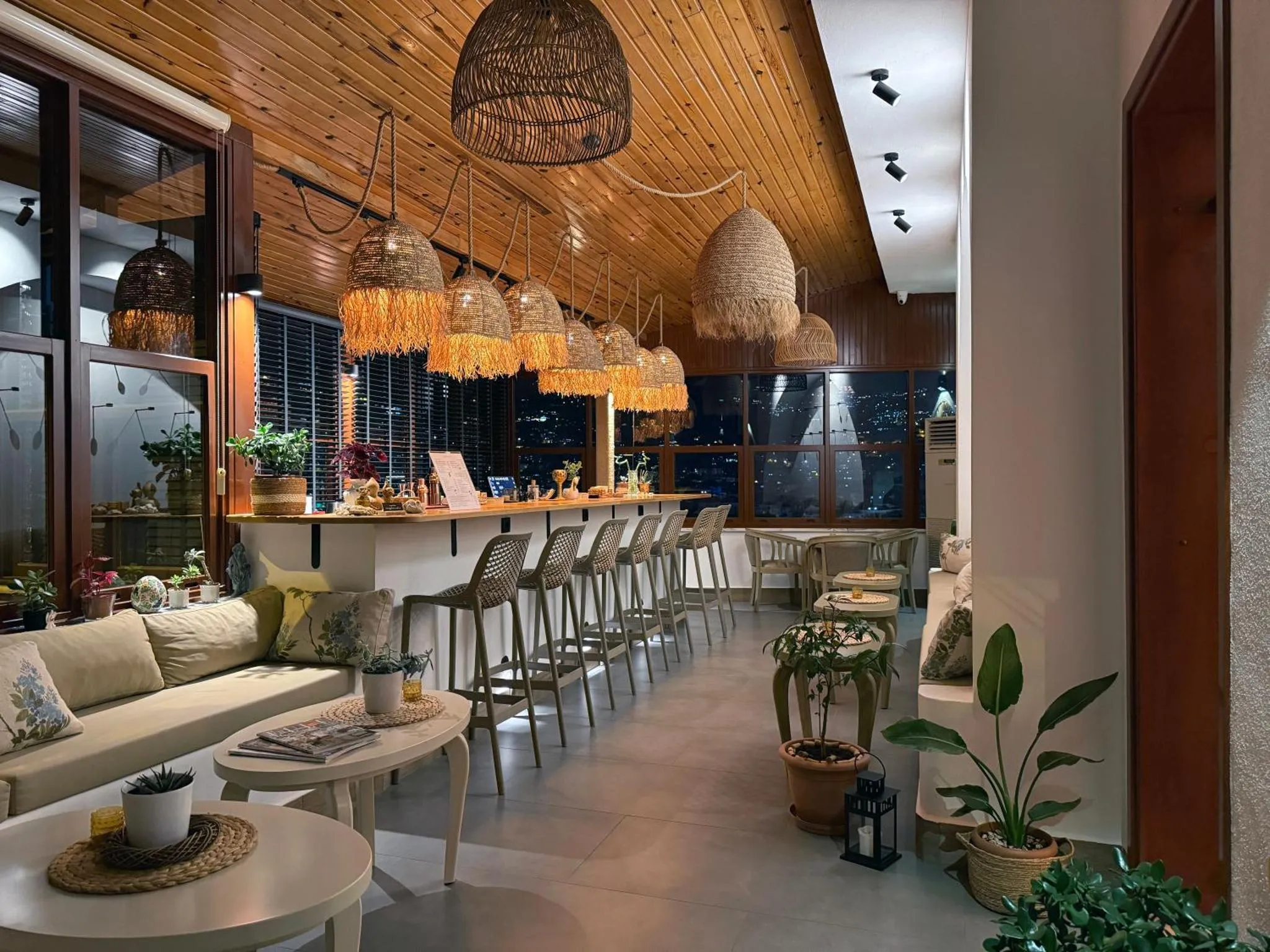 Espace de détente avec bar et canapés confortables.