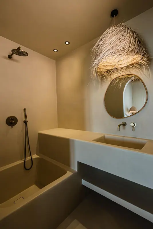 Une salle de bain minimaliste avec une baignoire et un lavabo encastrés.