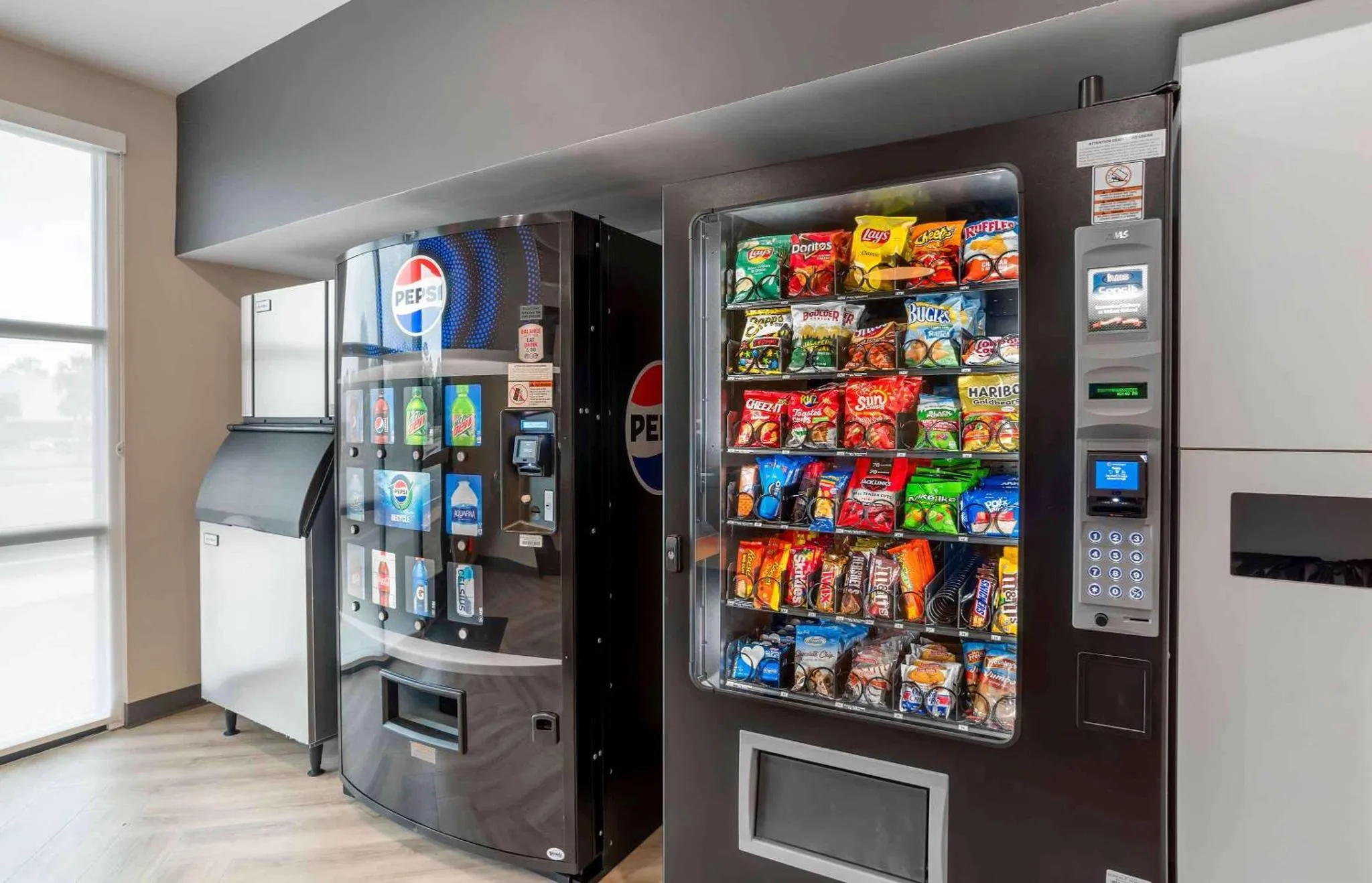 Distributeurs automatiques de boissons et de collations dans un espace commun.
