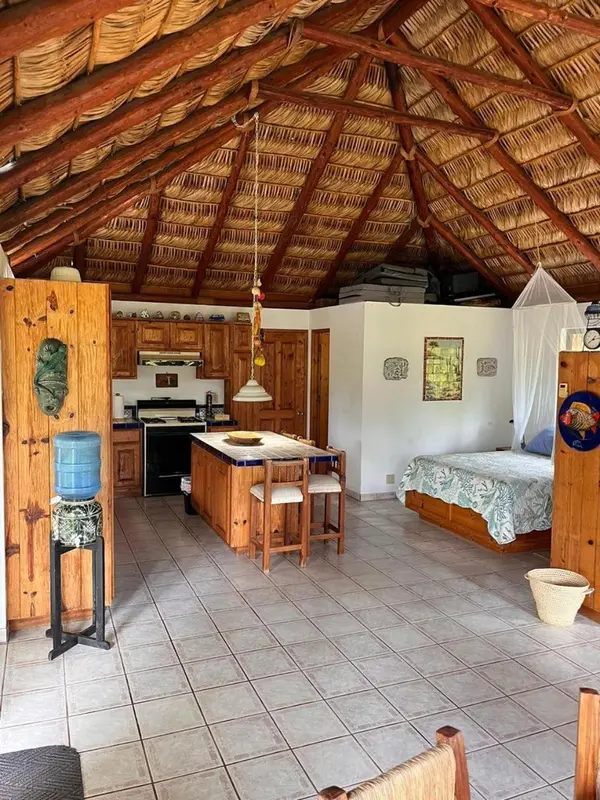 Interieur lumineux avec cuisine et espace chambre.