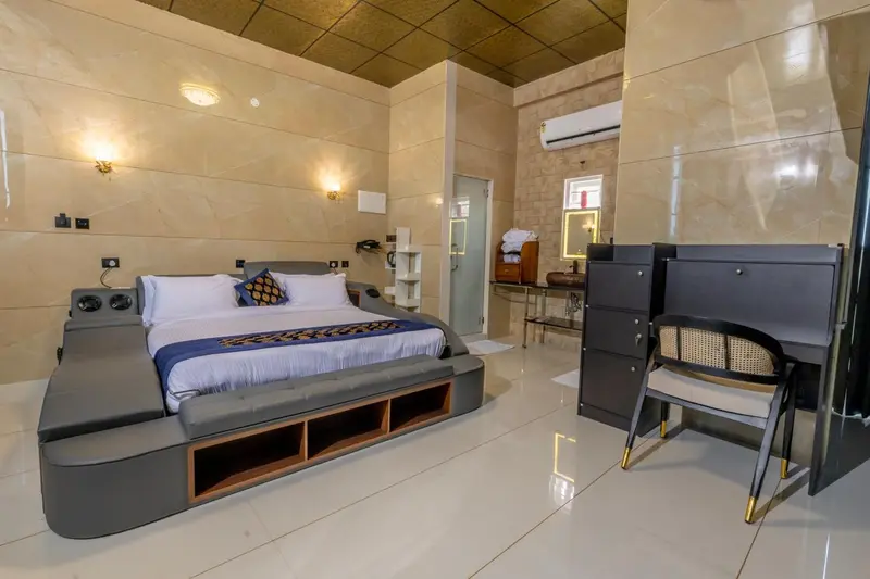 Une chambre moderne avec un grand lit et un bureau.