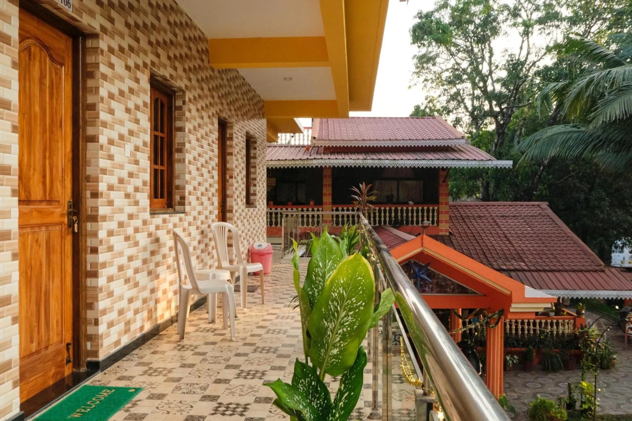 Terrasse avec mobilier d'extérieur devant des bâtiments aux toits rouges.