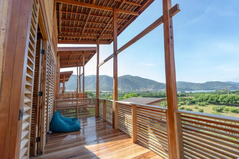 Terrasse en bois avec vue sur un paysage montagneux.