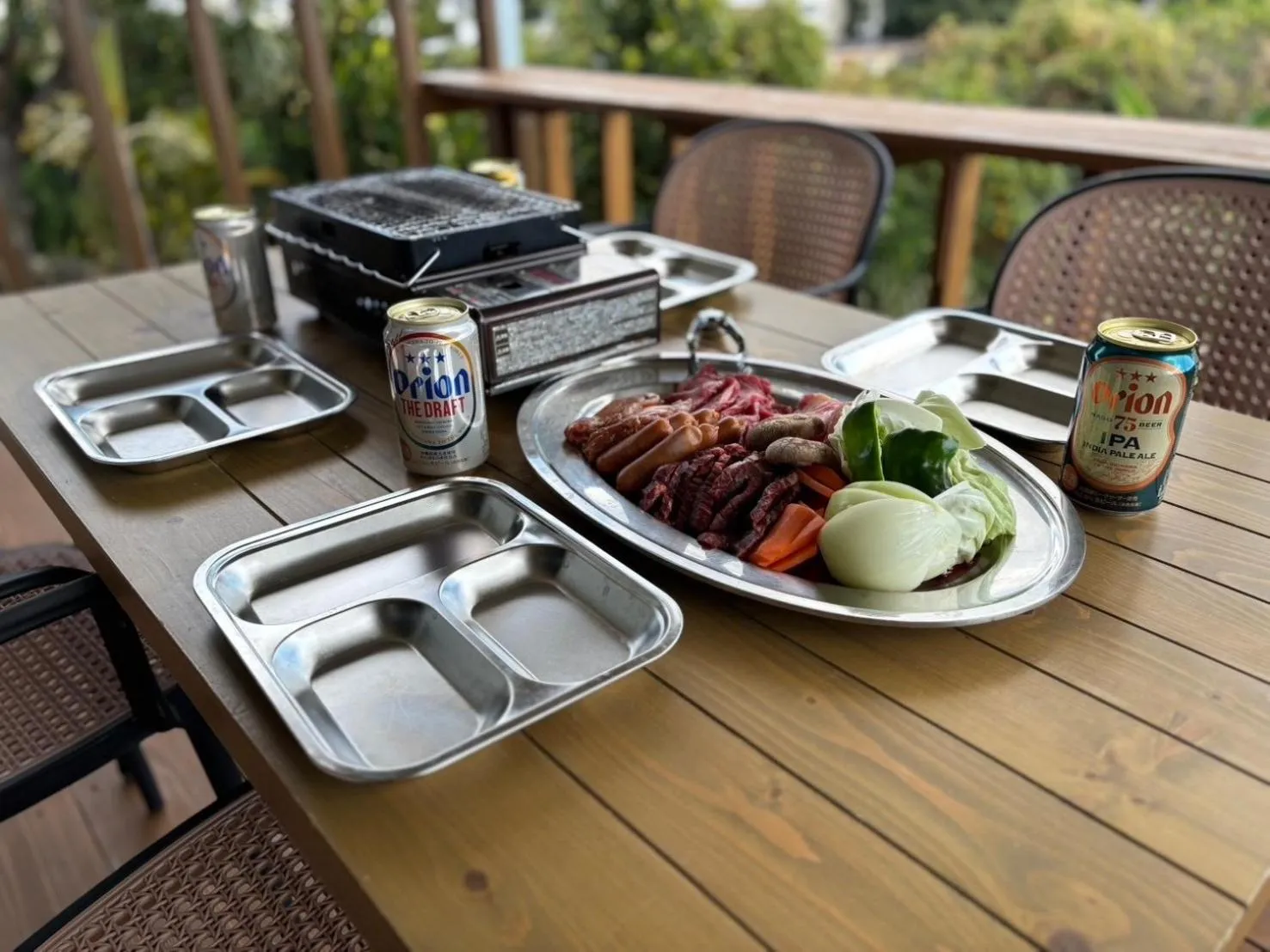 Une table en bois présente une variété de plats et de boissons.