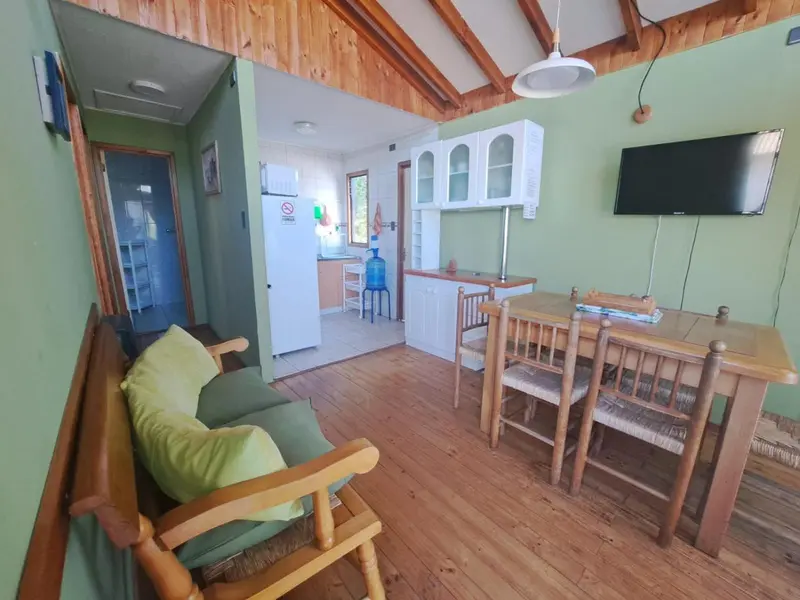 Interieur lumineux avec coin salon et espace repas.