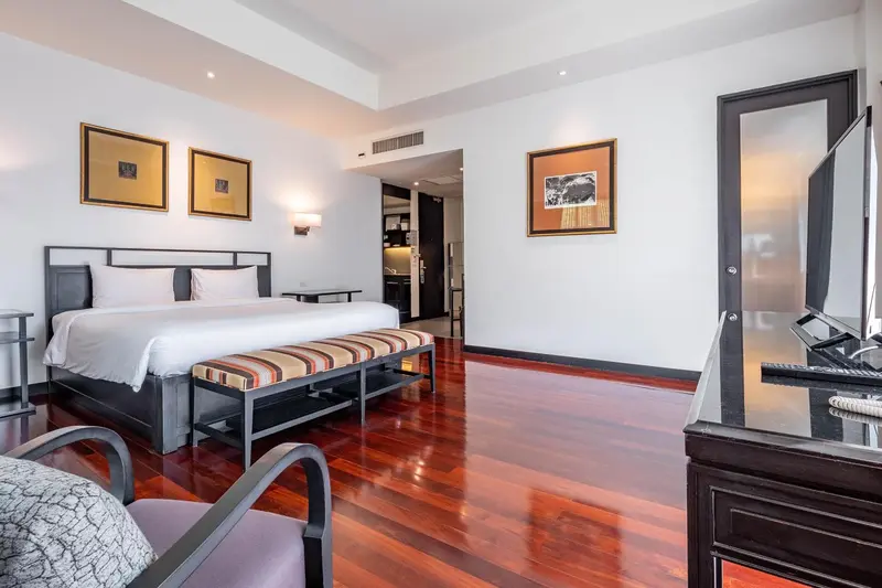 Une chambre lumineuse avec un grand lit et un espace détente.