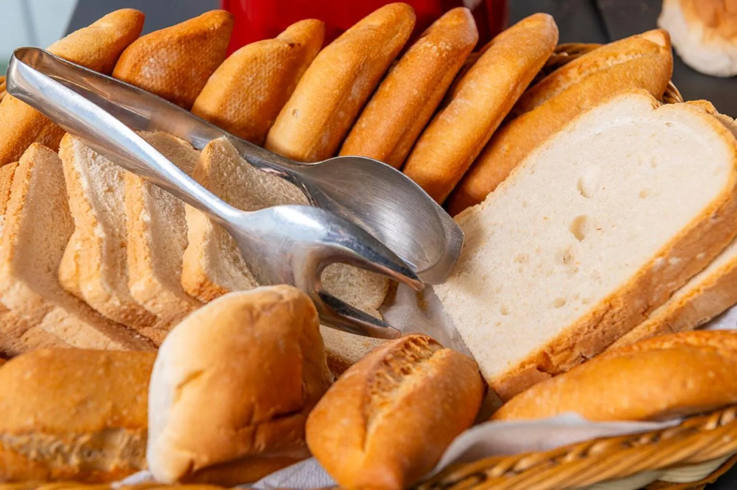 Assortiment de pains frais disposés sur un buffet.