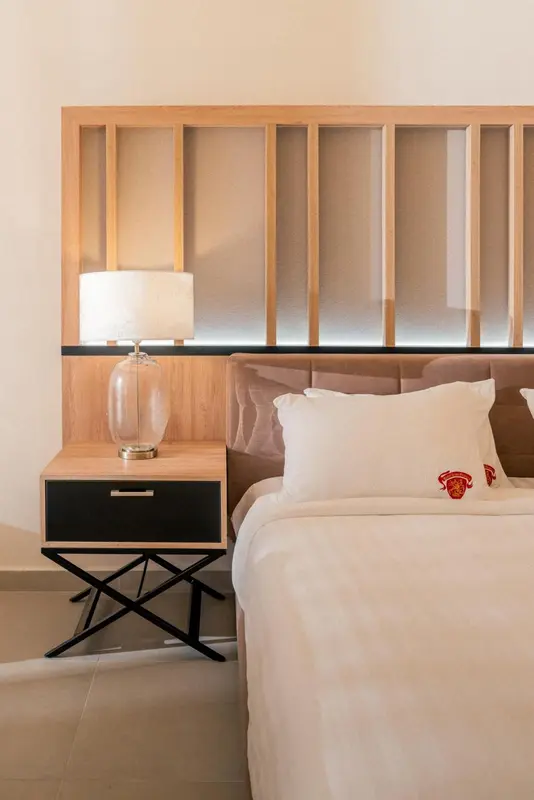 Une chambre avec un lit et une table de chevet.