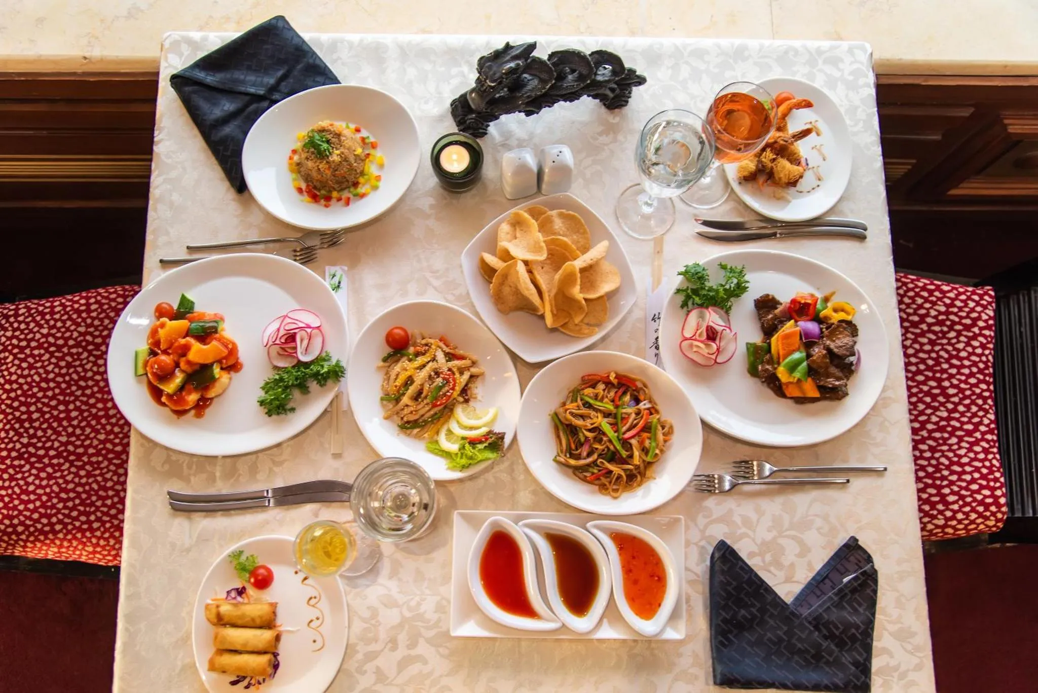 Assortiment de plats colorés présentés sur une table.