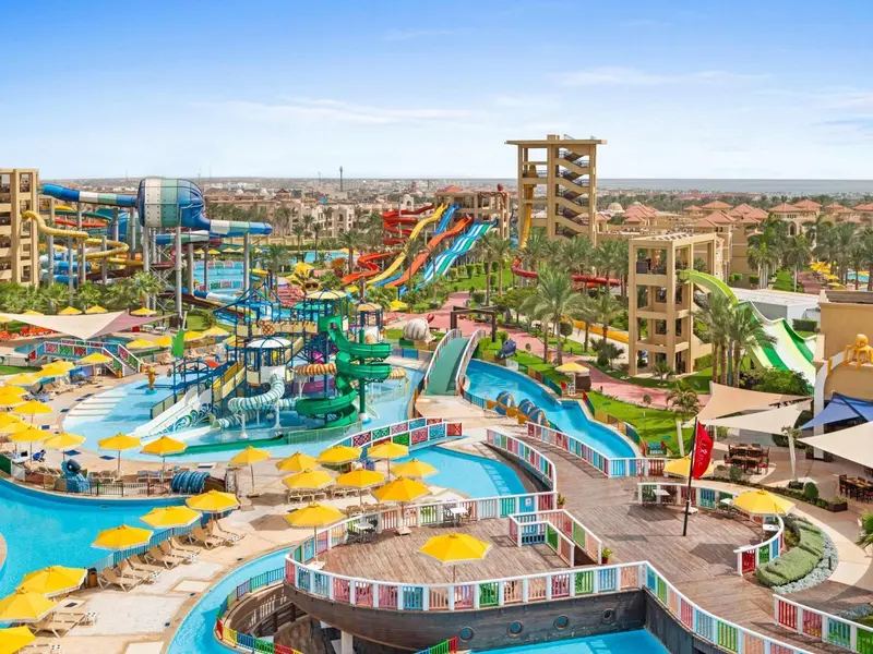 Vue aérienne d'un complexe hôtelier avec des piscines et des toboggans aquatiques.