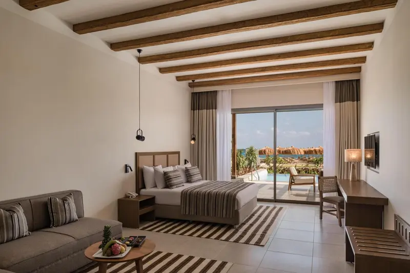 Une chambre lumineuse avec un lit confortable et un accès à une terrasse.