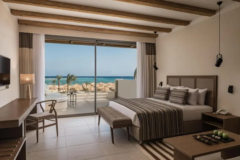 Une chambre lumineuse avec un grand lit donnant sur une vue mer.