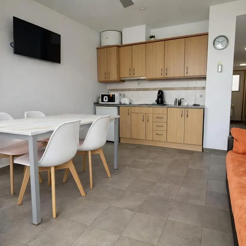 Une cuisine moderne avec une table à manger.