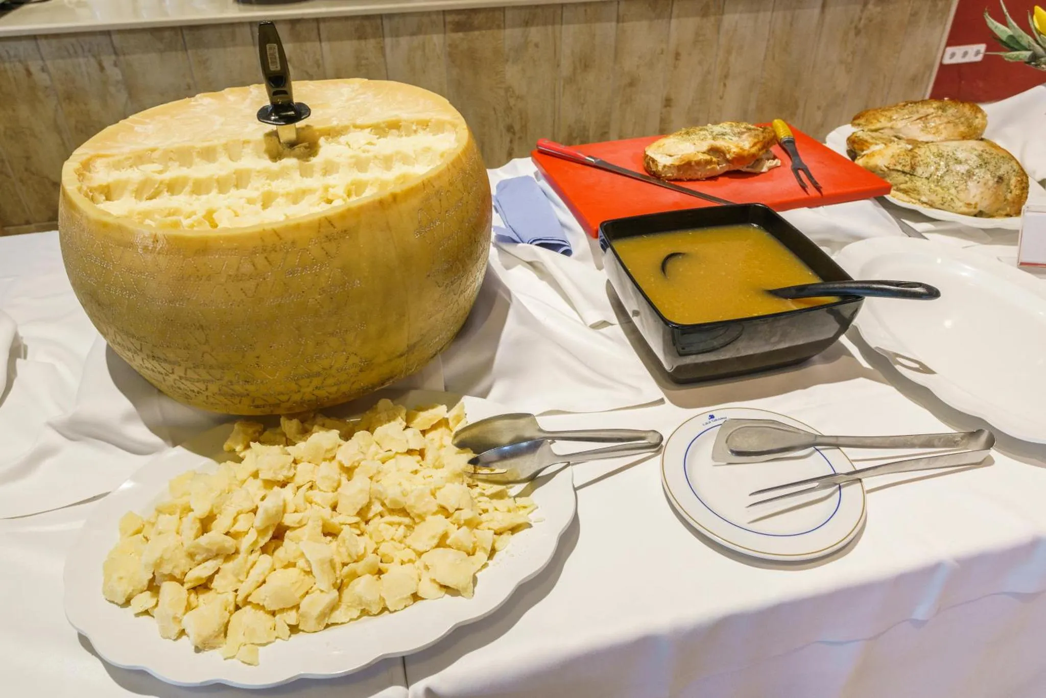 Présentation de fromages et de charcuterie sur un buffet.
