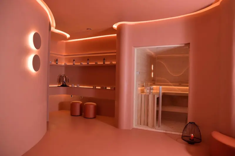 Espace intérieur aux murs arrondis et éclairage tamisé.