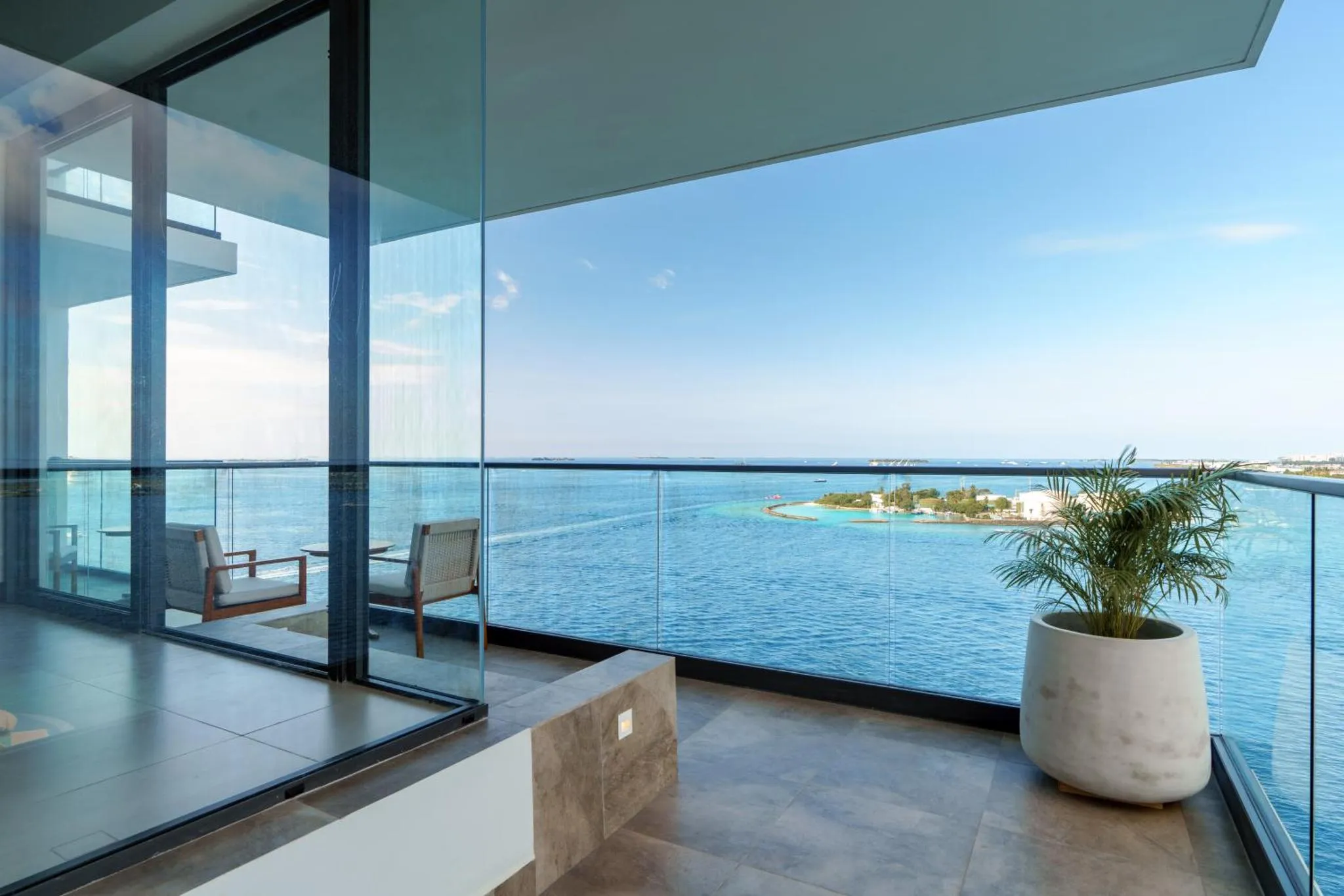 Terrasse avec vue sur la mer et l'horizon.