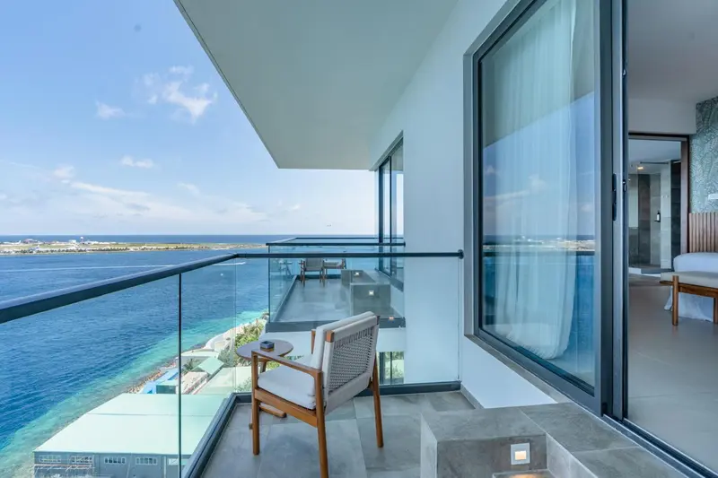 Terrasse avec mobilier d'extérieur et vue sur la mer.