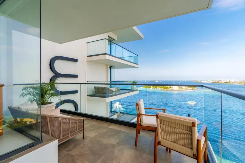 Terrasse avec mobilier d'extérieur donnant sur la mer.