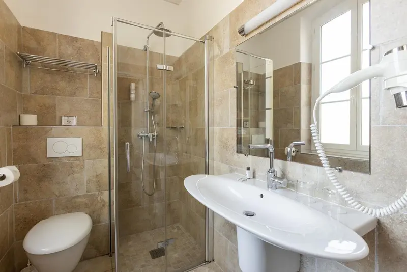 Une salle de bain moderne avec douche vitrée et lavabo.