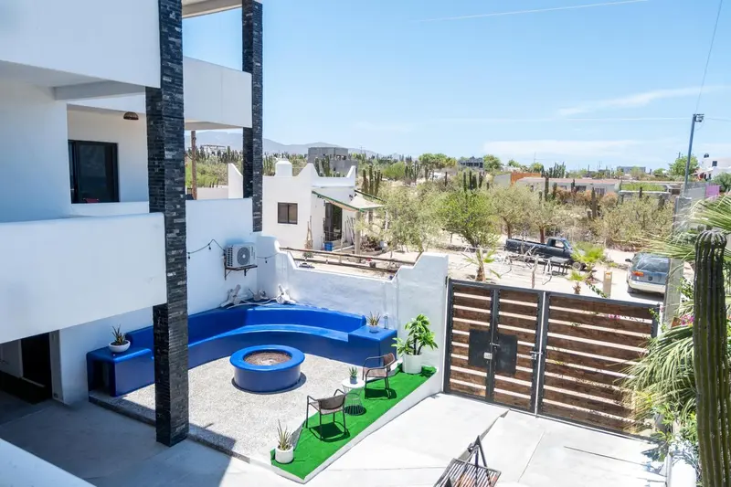 Espace extérieur aménagé avec un jacuzzi et des espaces verts.
