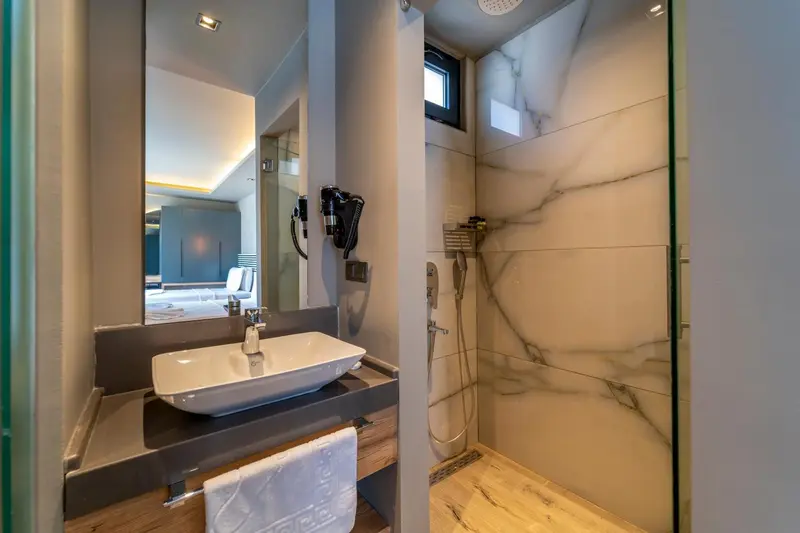 Une salle de bain moderne avec douche à l'italienne et vasque.