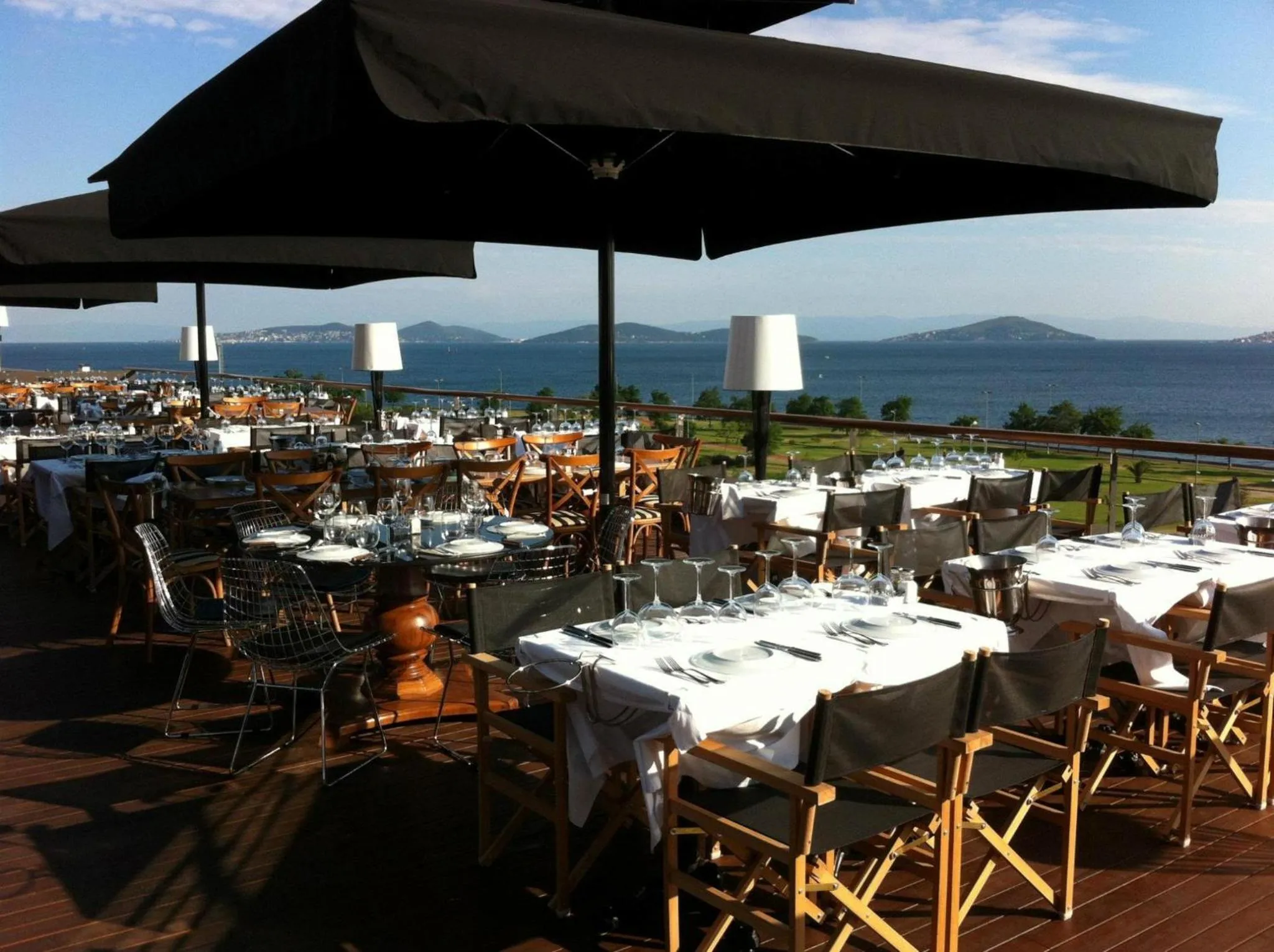 Terrasse de restaurant avec vue sur la mer et les îles.