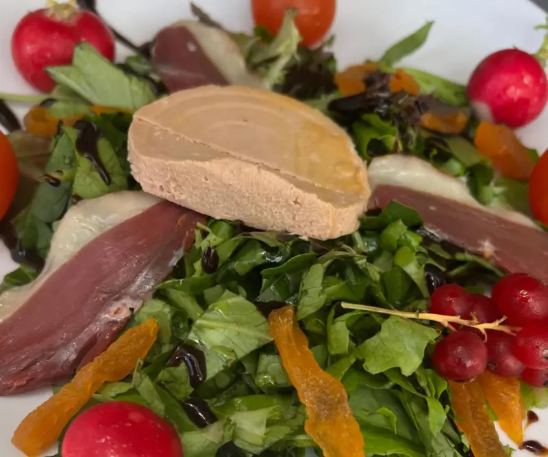 Salade composée avec du thon, des tomates cerises et des crudités.