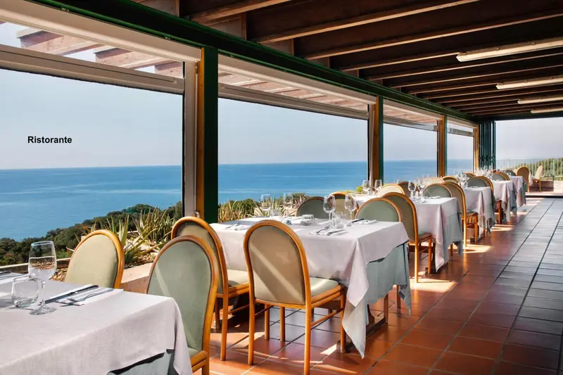 Une salle de restaurant lumineuse offre une vue sur la mer.
