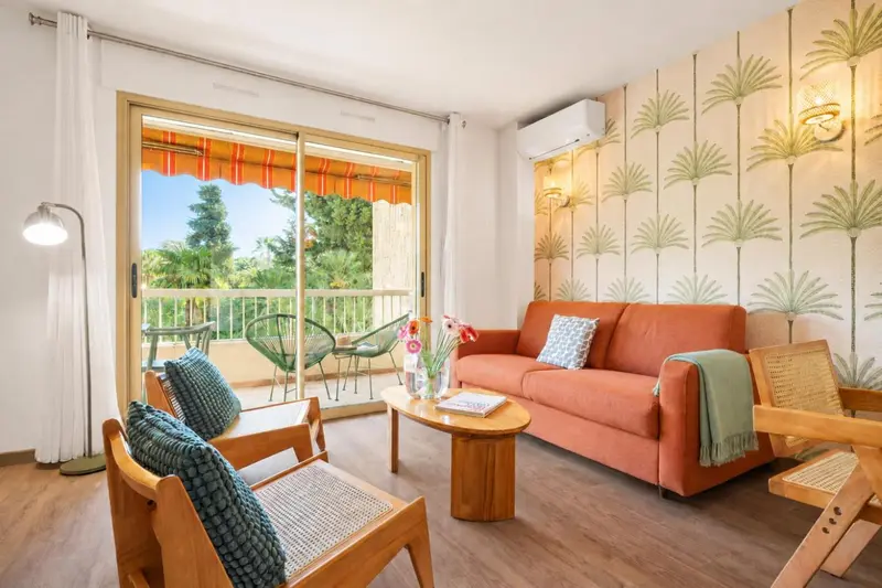 Un salon chaleureux s'ouvre sur une terrasse ombragée.