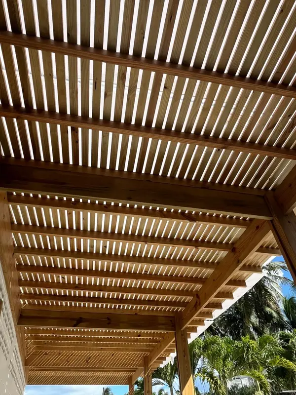 Structure en bois ajourée laissant filtrer la lumière du soleil.