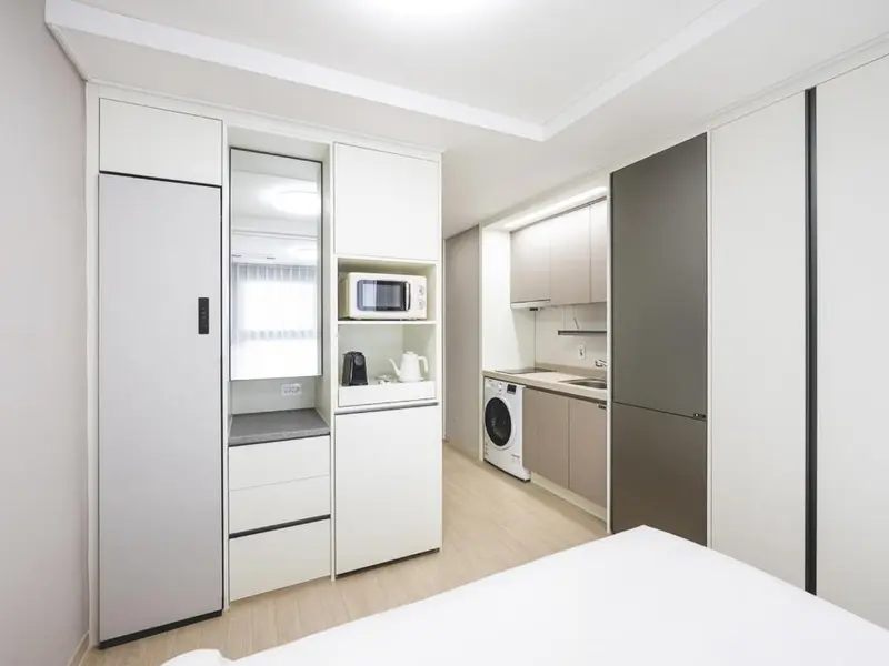 Une kitchenette moderne avec des appareils électroménagers intégrés et un plan de travail.