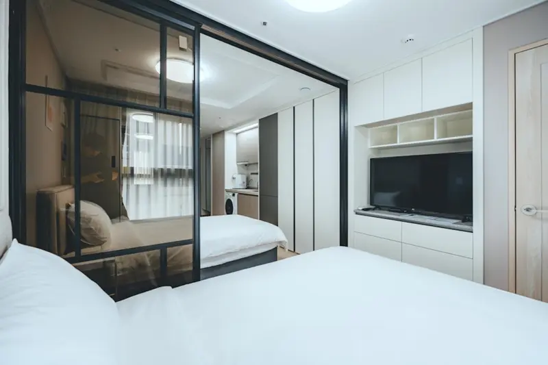 Une chambre lumineuse avec un grand lit et un espace détente.